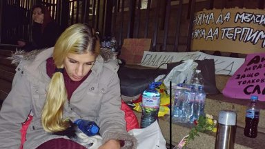 А тя просто иска да разкаже историята си и стои