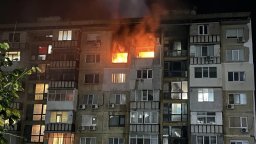 Пожар след взрив на газова бутилка в бургаския ж.к. "Меден рудник" (снимки/видео)
