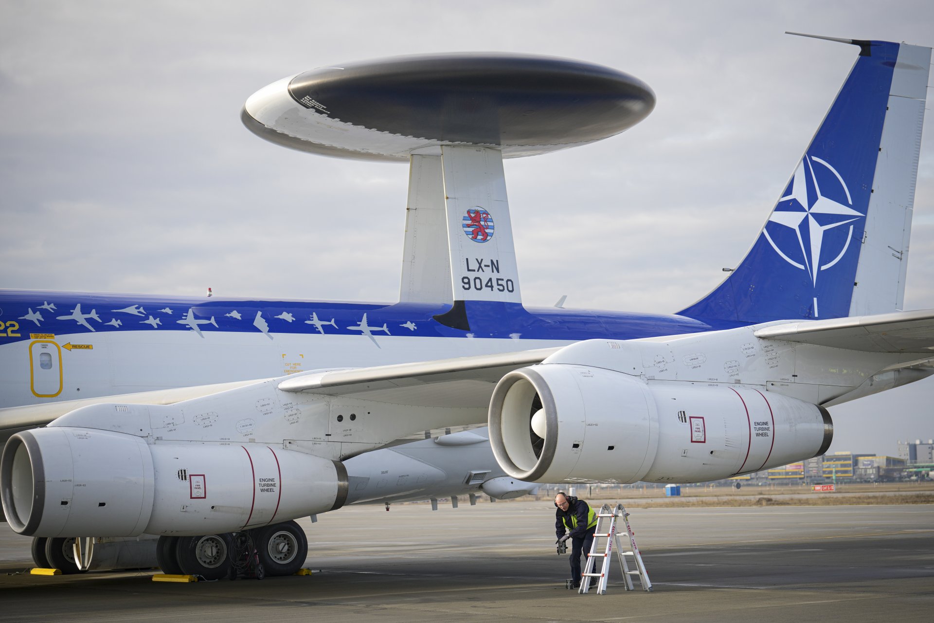 Механик инспектира натовски самолет АУАКС във военновъздушната база в Отопени, Румъния, 17 януари 2023 г.