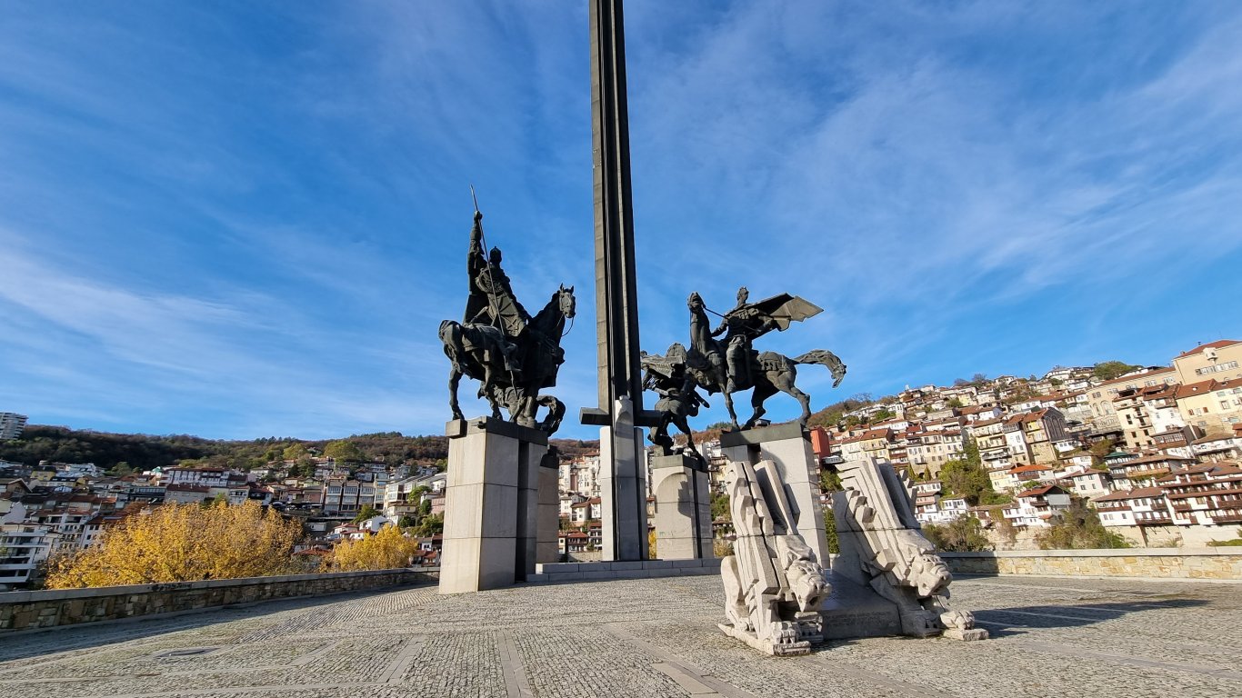 След 8 месеца строеж и с дарени 6,4 млн. от българите: Преди 38 г. откриват Паметника на Асеневци