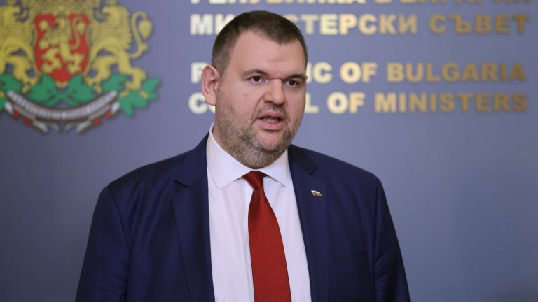Пеевски нарече ветото на президента за БТР-ите "срам", ГЕРБ - "неадекватна позиция"