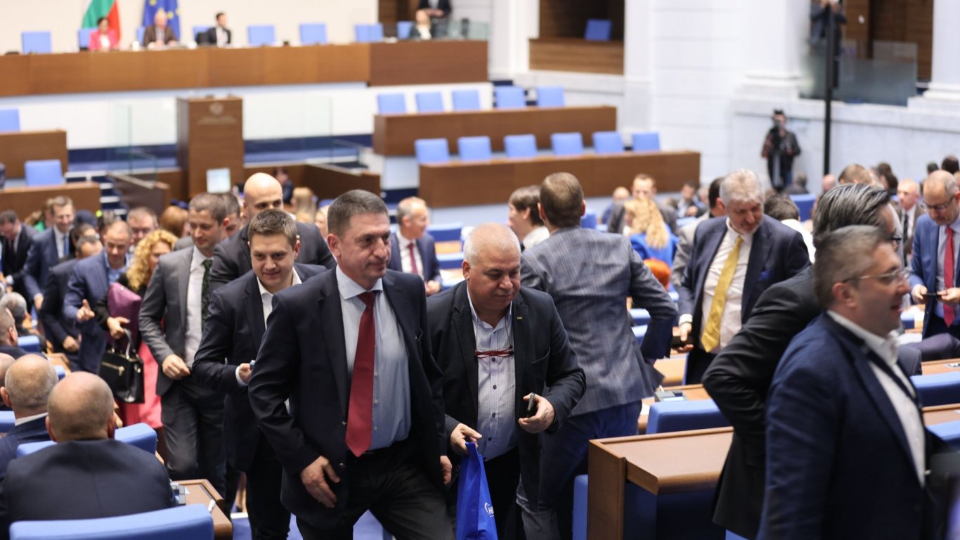 ГЕРБ и ДПС напускат пленарната зала преди гласуването на вота на недоверие