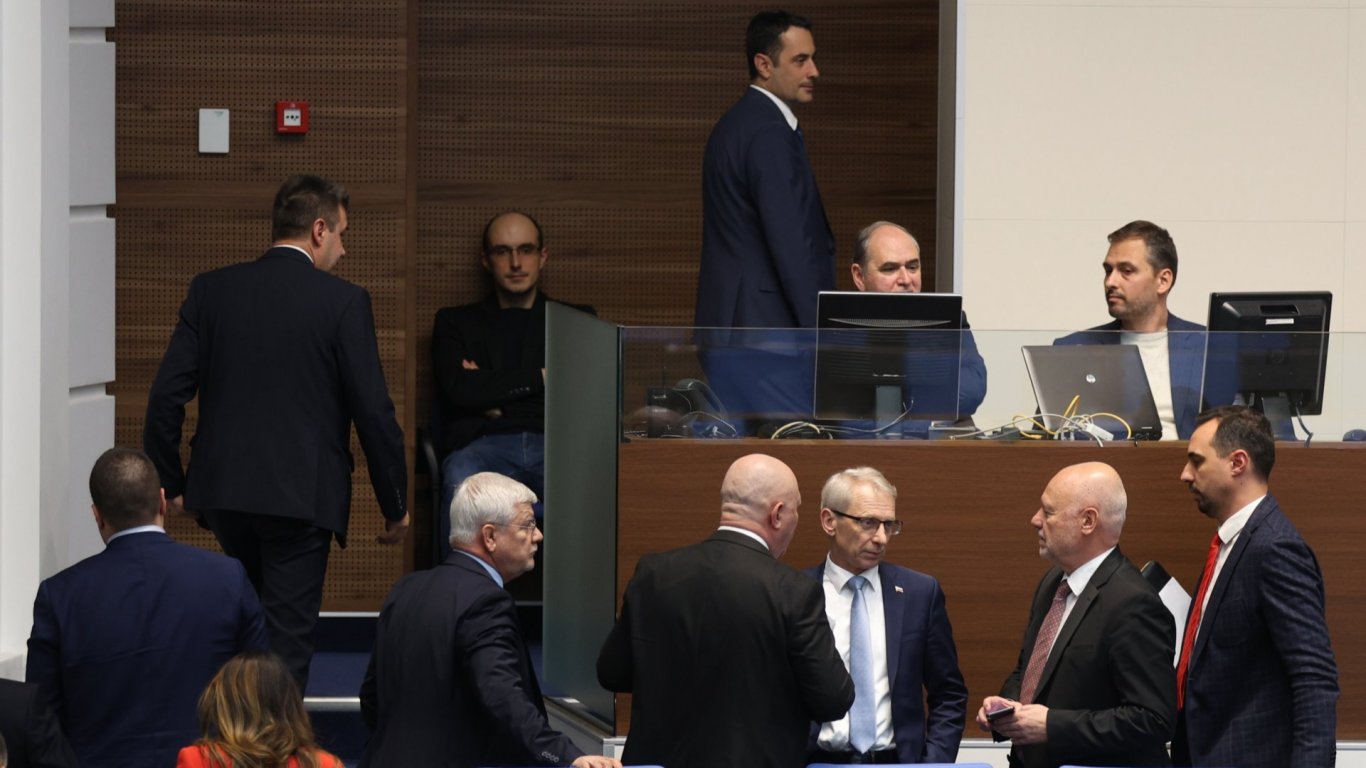 Министрите от кабинета "Денков" коментират създалата се безпрецедентна ситуация