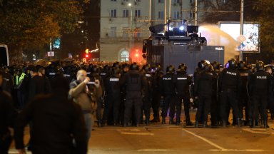 Информацията идва след като в социалните мрежи бяха разпространени видеа