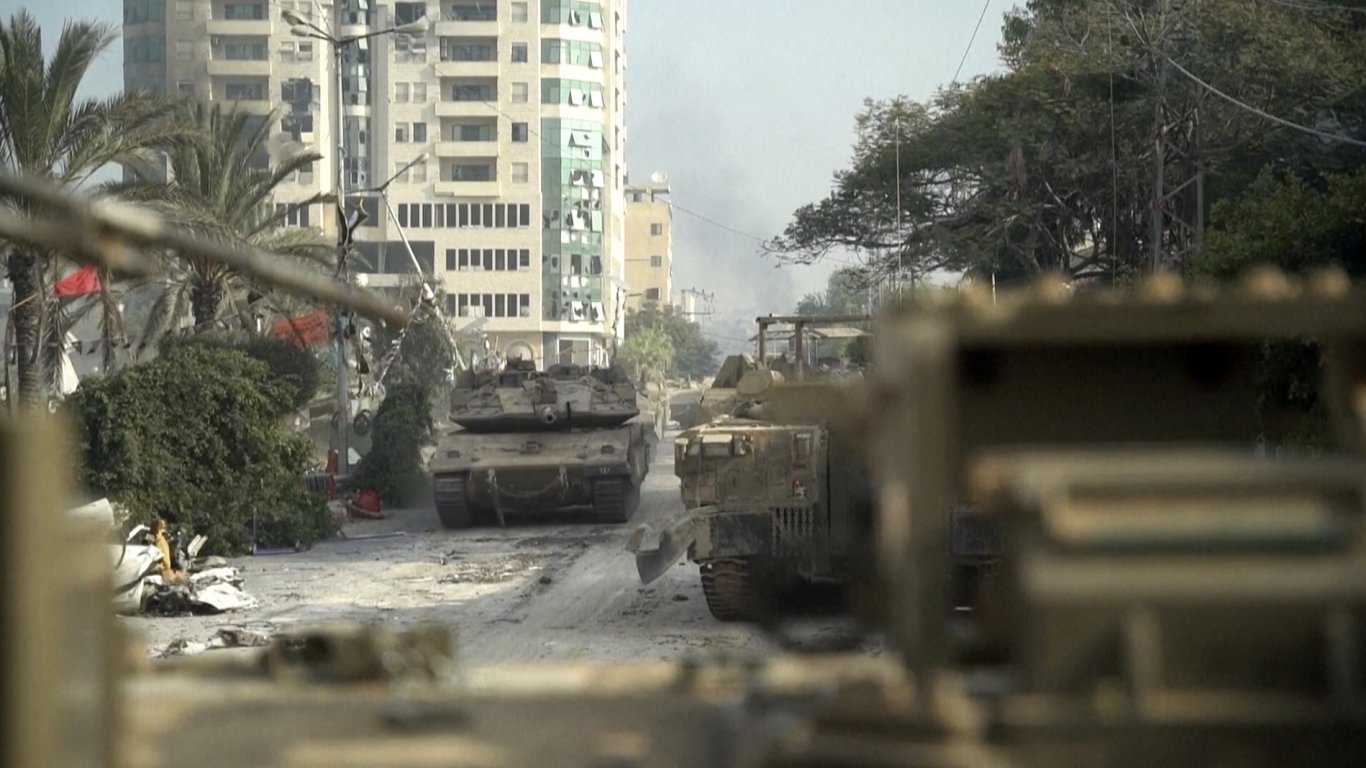 Израелски танкове са обсадили болницата "Ахли Араб" в Газа