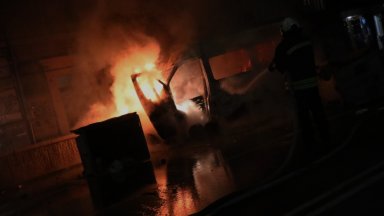 Повдигнаха обвинение на подпалвача на полицейския бус при погрома в София 