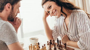 Мъжете оставят жените си да побеждават на игри, за да поддържат щастлив брак