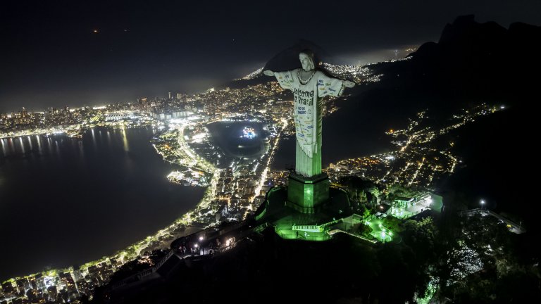 Статуята на Христос Спасителя в Рио де Жанейро посреща Тейлър Суифт