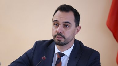 Министър Богданов даде заявка за спиране на вдигането на таксите за мобилни услуги