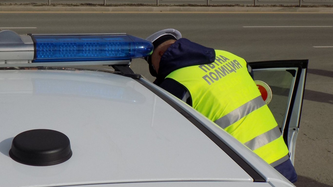 Аварирал ТИР затвори пътя за Ябланица, 900 патрула на КАТ следят трафика по пътищата