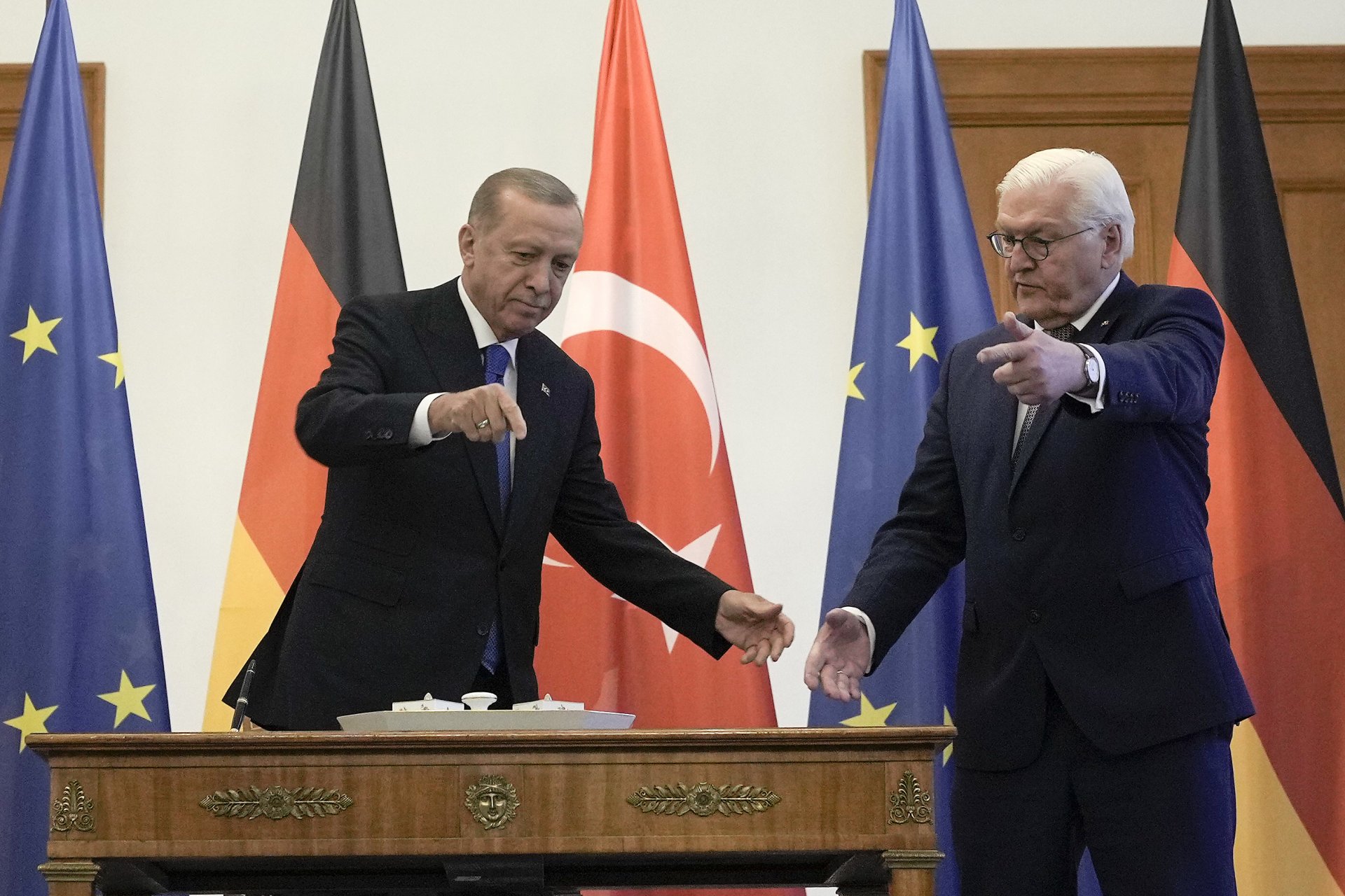 Реджеп Тайип Ердоган и Франк-Валтер Щайнмайер по време на общата им пресконференция