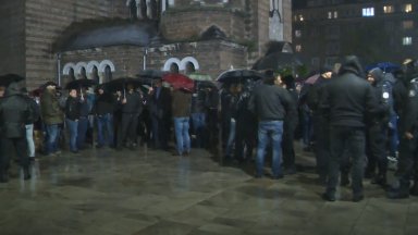 Застанали под дъжда в градинката пред храм Свети Седмочисленици полицаите