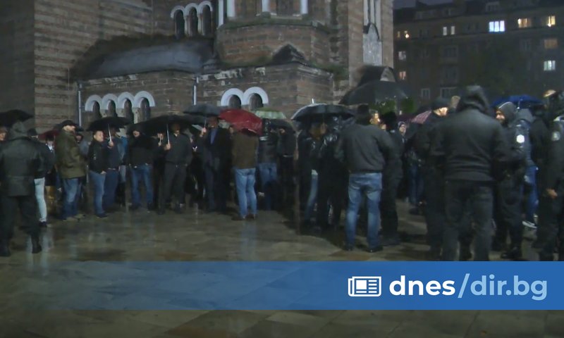 Застанали под дъжда в градинката пред храм Свети Седмочисленици полицаите