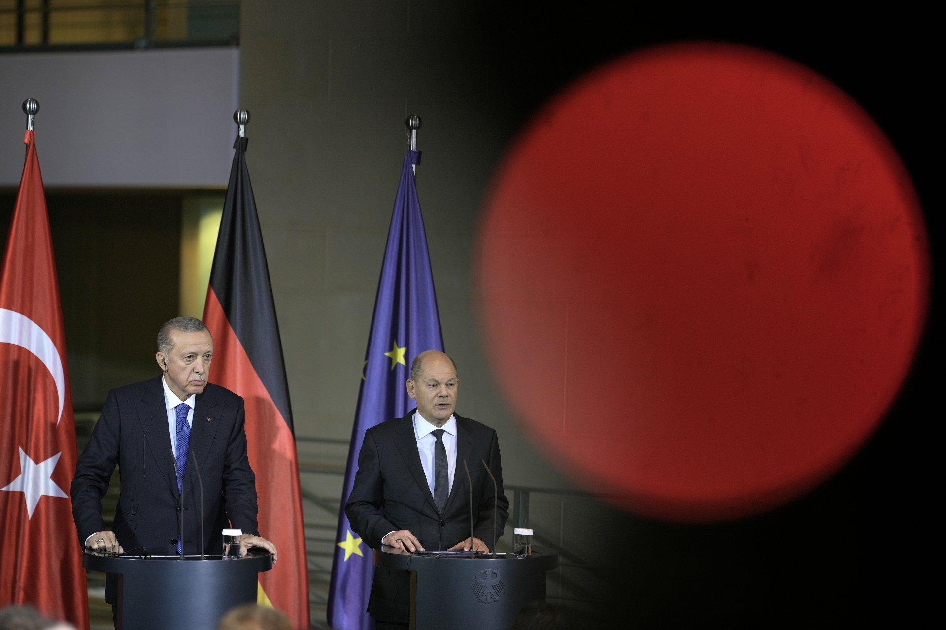 Германският канцлер Олаф Шолц дава днес съвместна пресконференция с турския президент Реджеп Ердоган в Берлин