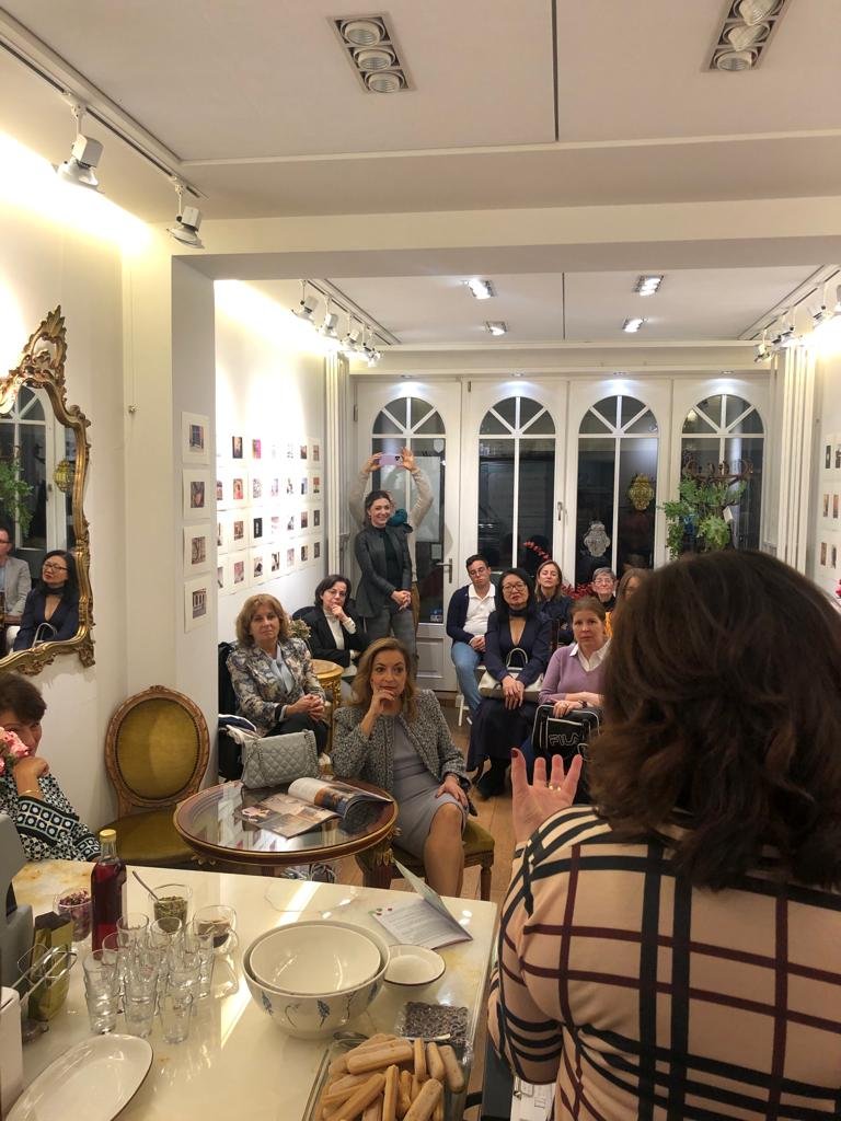 Проф. Алесандра Дженаро представя в кафе Бонтади в София спецификите на Лигурия и употребата на розата в италианската кухня 