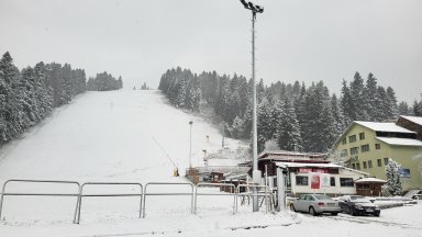 Първи сняг падна и на "Боровец", текат подготовки за отваряне на пистите (снимки)