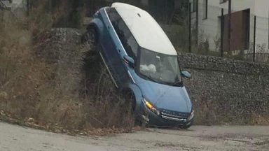 Автомобил в Рударци "паркира" в челна стойка, катастрофа затвори за час "Тракия"