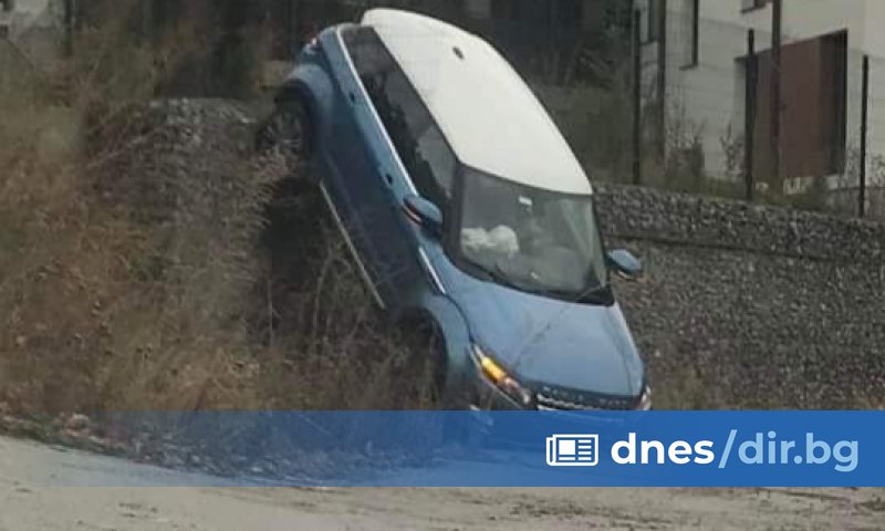 От снимката е видно, че колата почти виси във вертикално