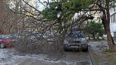 Скоростта на поривите на вятъра в Сливен надминава над 110
