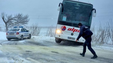Бедствено положение в 6 общини във Варненско, 171 селища са без ток в Североизточна България