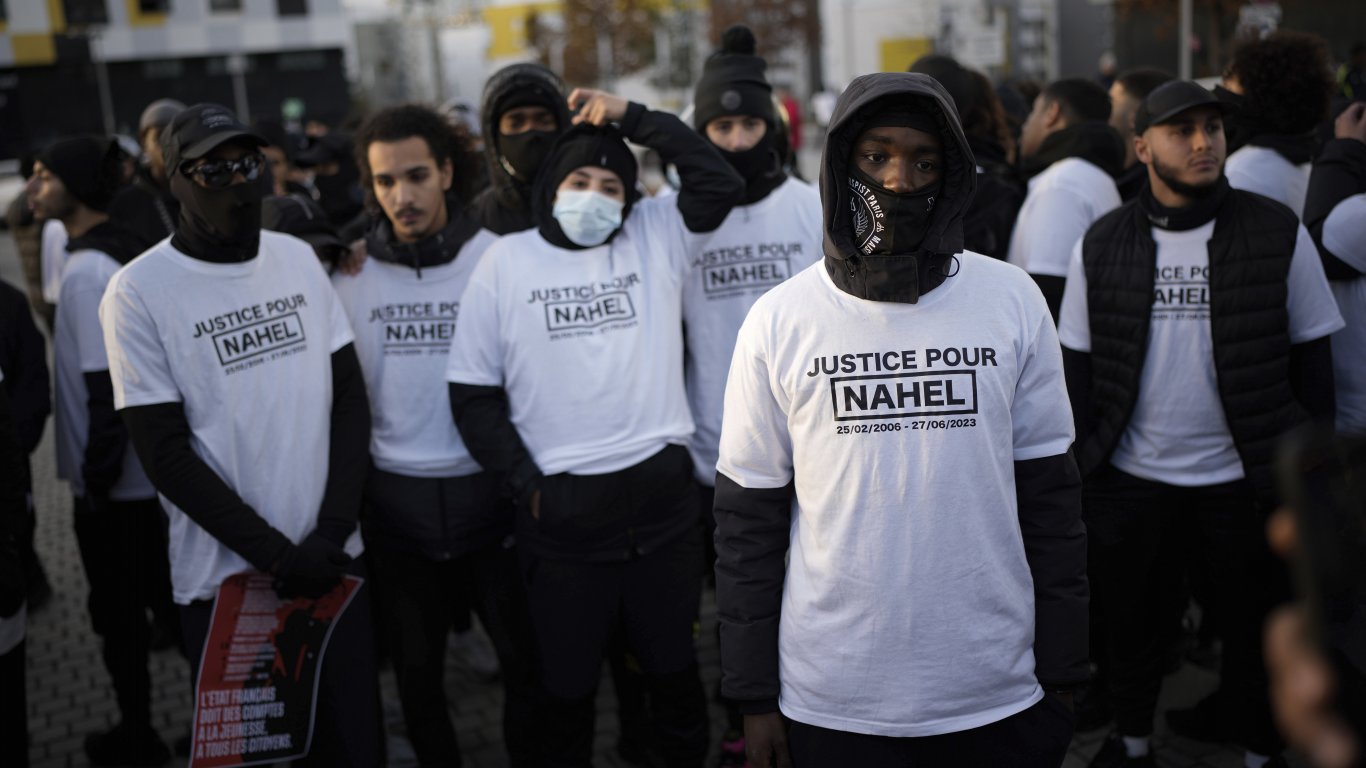 Протест в Париж срещу пускането от ареста на полицая, застрелял Наел 