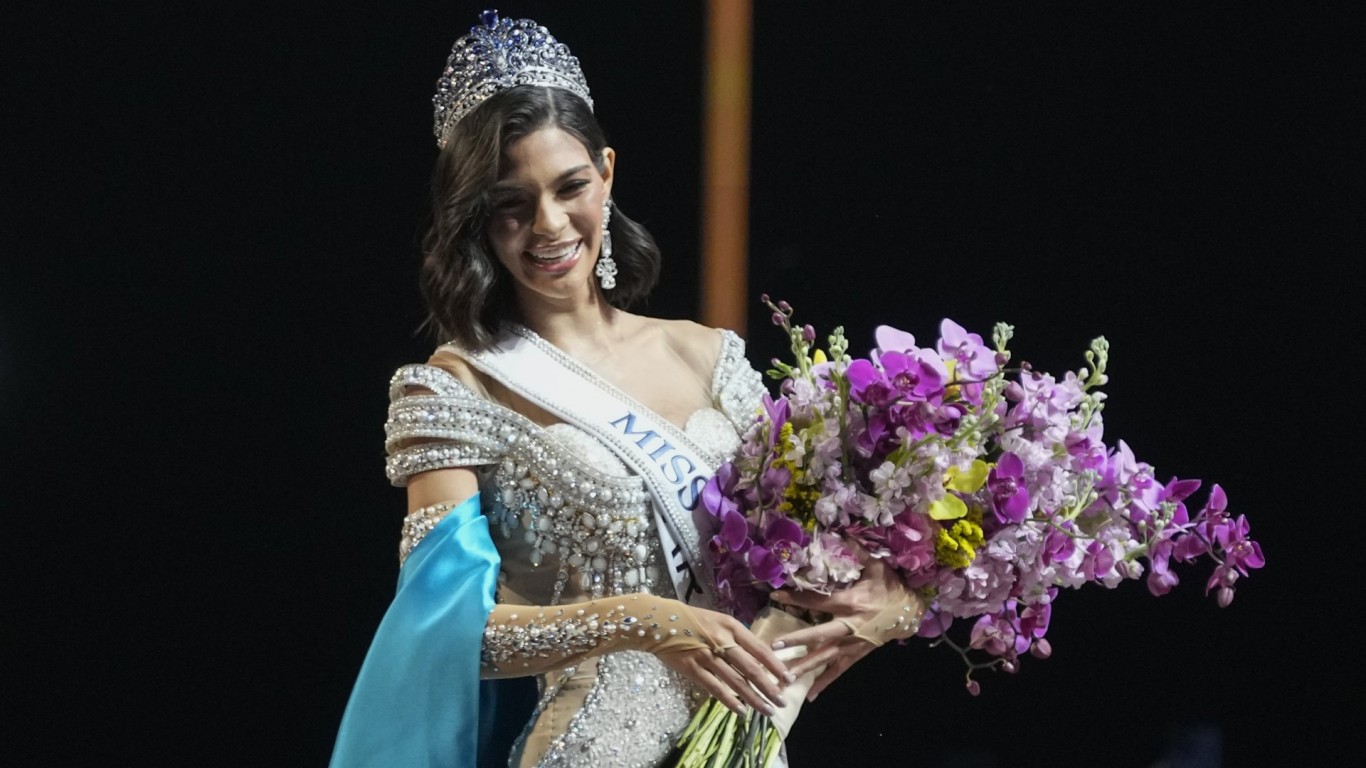 Никарагуанка стана “Мис Вселена“ в конкуренцията на куп красавици и 2 транссексуални жени (снимки)