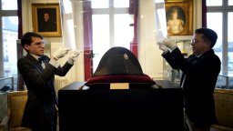 Шапка на Наполеон бе продадена за близо 2 милиона евро на търг