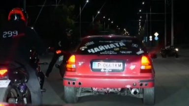 На видео разпространено в инстаграм се вижда как мотористи застигат