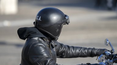 Моторист фучи на една гума край оживена спирка в София 