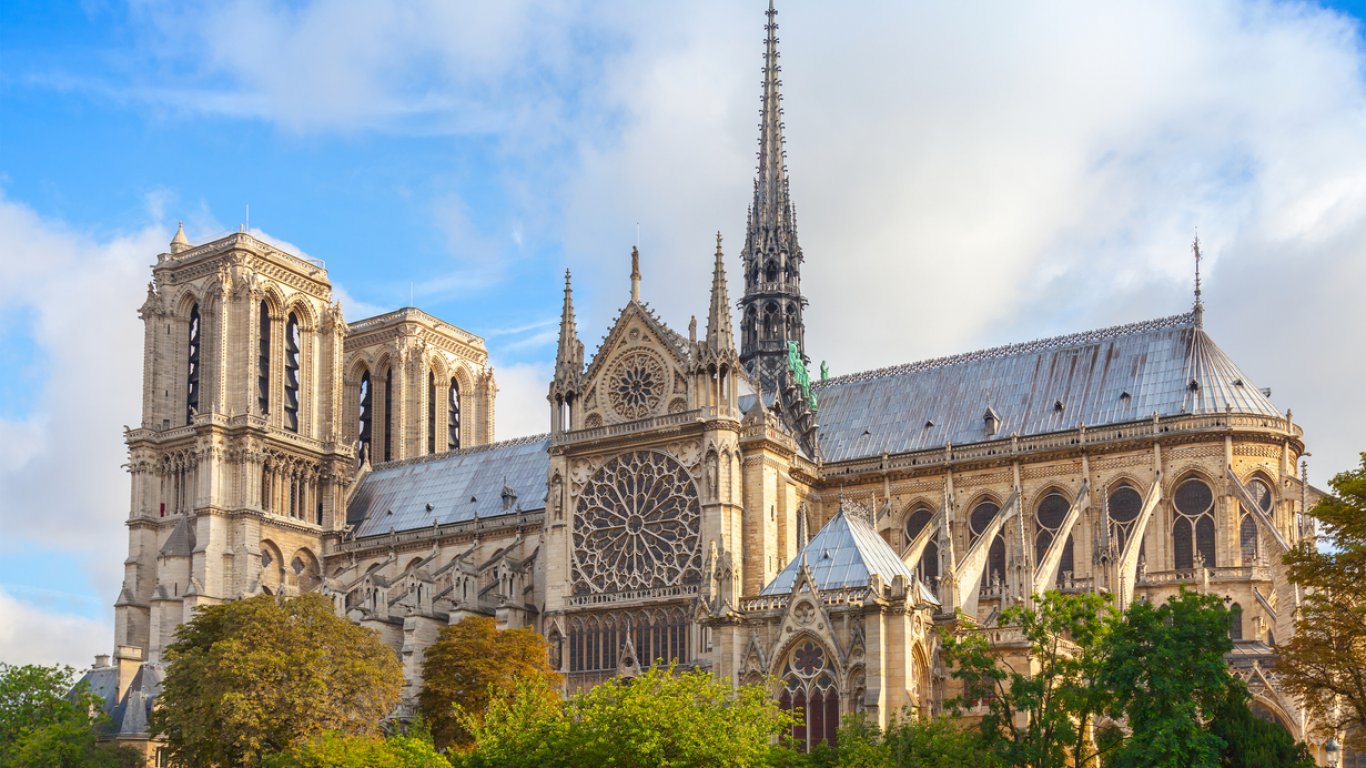Стрелата на катедралата "Нотр Дам" в Париж ще бъде готова преди Коледа