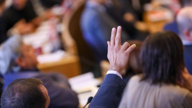 В гласуването участваха 47 общински съветници от общо 61 в