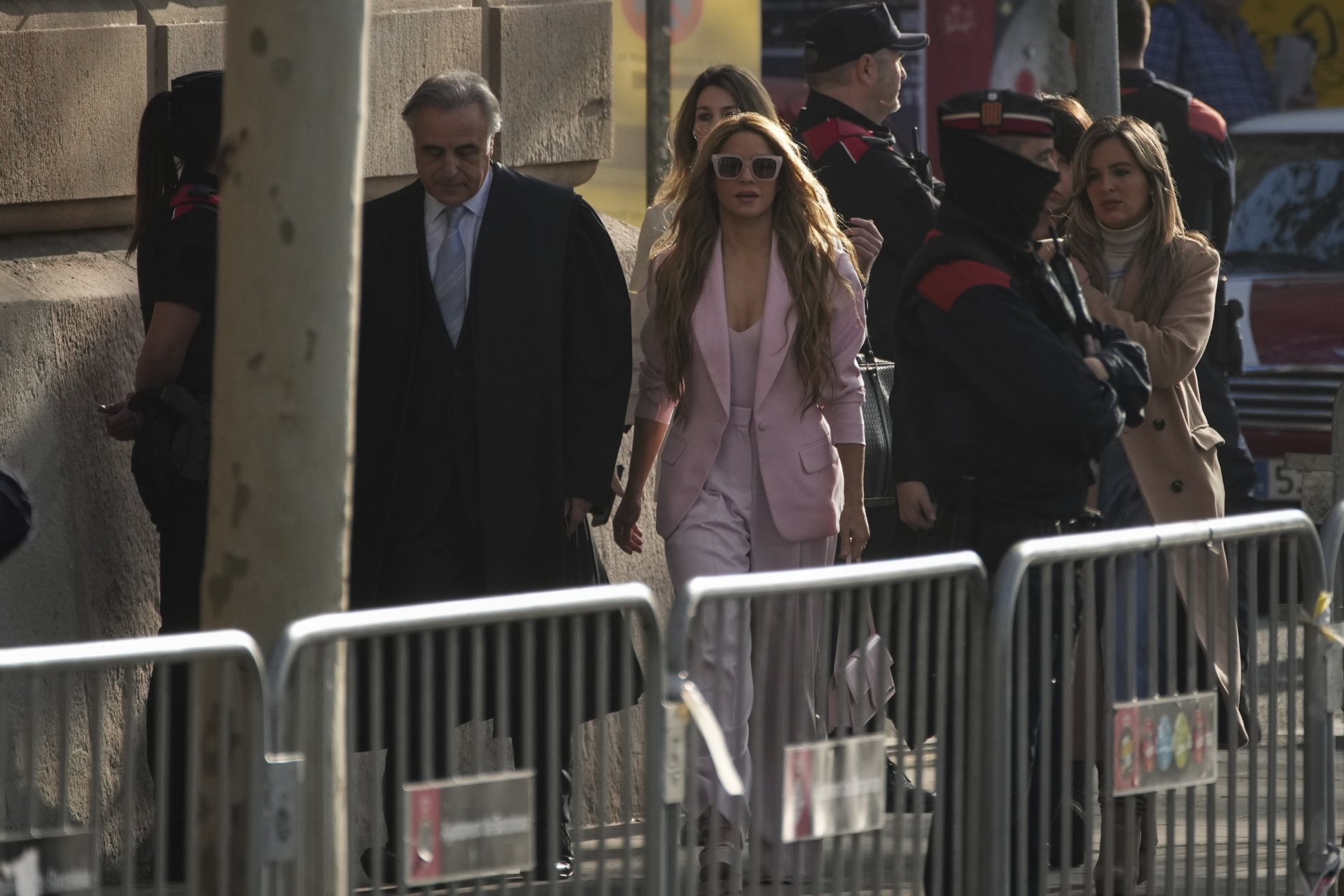 Шакира на път за съда