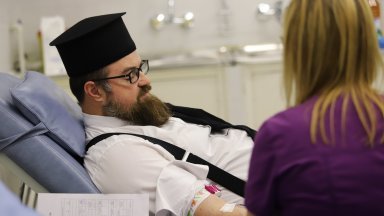 Свещеници даряват кръв за пациентите във ВМА