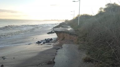 Бурните вълни разрушиха част от пешеходната алея от Бургас до "Сарафово"