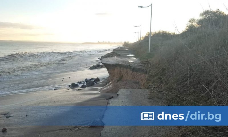 Остава старият черен път през нивите, който не е подходящ