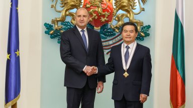 Отличието е за заслугите на дипломата за задълбочаването на двустранните