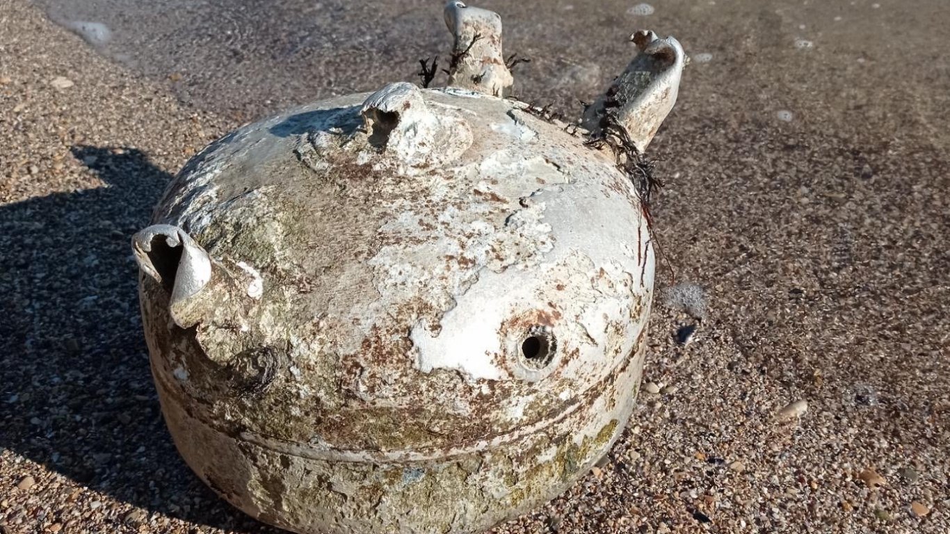 Корозирала мина изхвърли морето край Балчик 