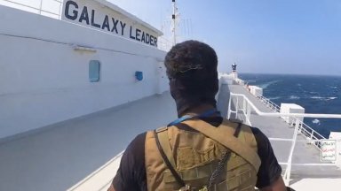 Йеменските бунтовници показаха видео от пленяването на кораба "Галакси лийдър"