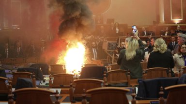 В македонския парламент счупиха монитор, в албанския - запалиха огън (видео)