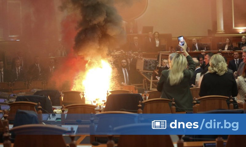 В Скопие левите депутати Борислав Кръмов и Димитър Апасиев се