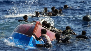 Малко дете загина след преобръщане на кораб с мигранти край Лампедуза