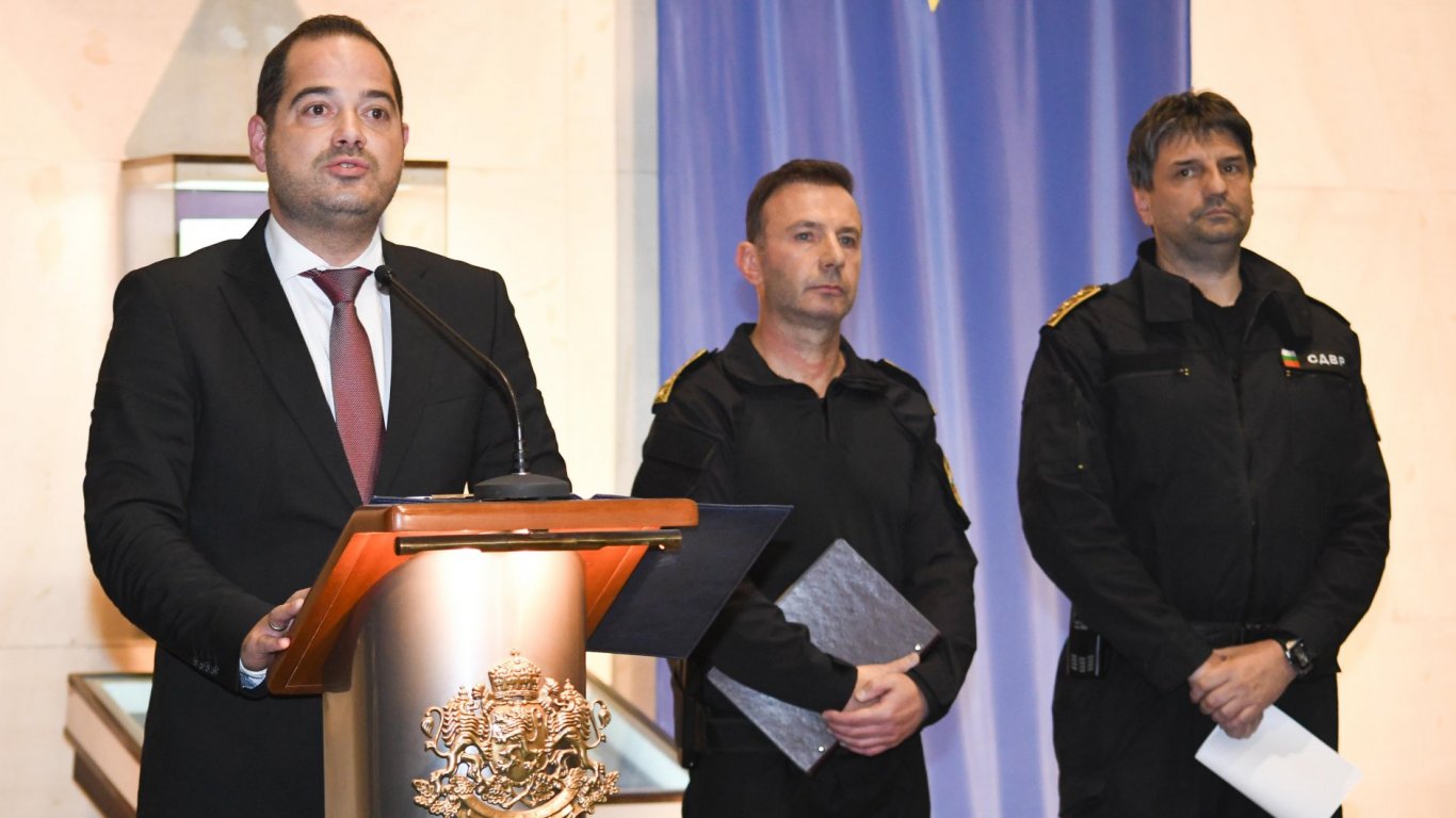Трима висши полицаи са отстранени заради ексцесиите на футболния протест