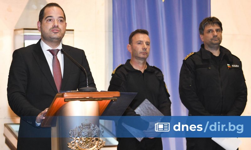 Проверката продължава срещу още поне двама полицейски служители, каза директорът