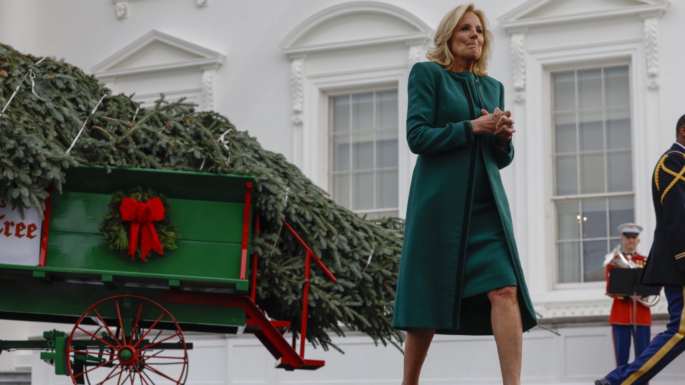 Първата дама на САЩ Джил Байдън посрещна елхата за Белия дом, която пристигна в карета