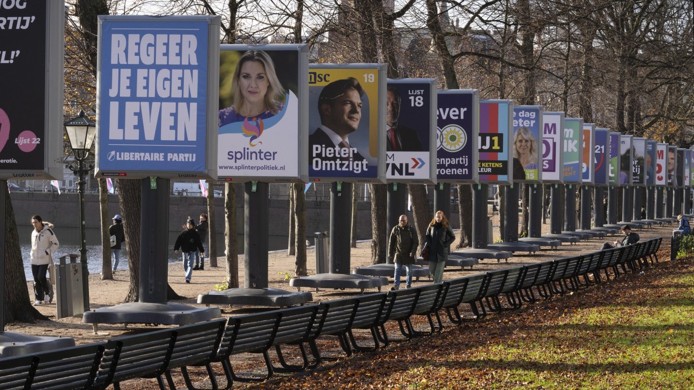 Нидерландците гласуват за нов парламент при предвещания за оспорвана надпревара