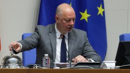 Кабинетът оцеля след втория вот на недоверие