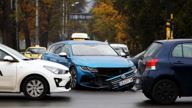 Всички снимки Лек автомобил Фолксваген Артеон е ударен в центъра