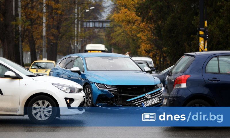 Всички снимки Лек автомобил Фолксваген Артеон е ударен в центъра