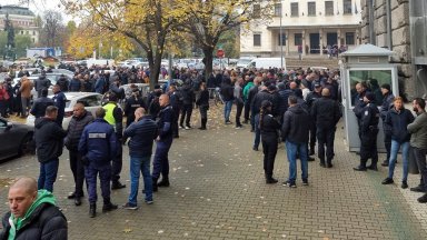 Служителите на МВР обясниха че са пред Народното събрание за да