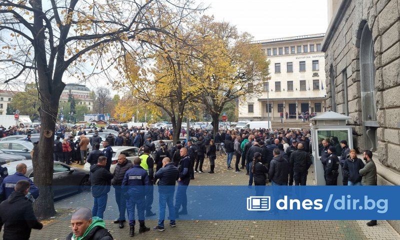 Служителите на МВР обясниха, че са пред Народното събрание, за да